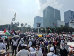 **Massa Kompak Nyanyi ‘Heal The World’ di Aksi Bela Palestina Patung Kuda**