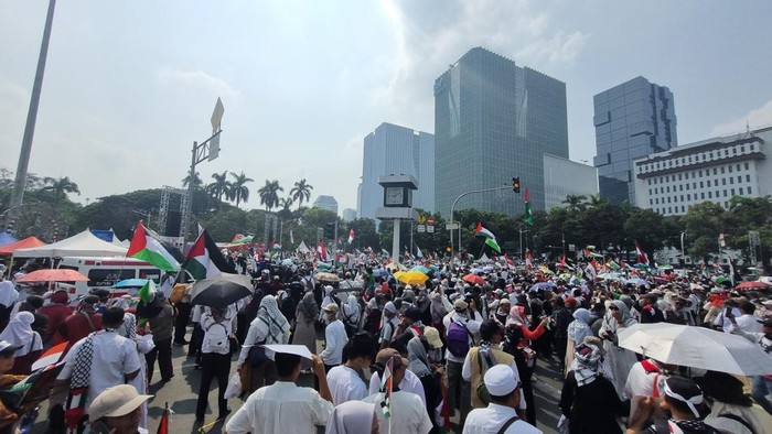 **Massa Kompak Nyanyi 'Heal The World' di Aksi Bela Palestina Patung Kuda**