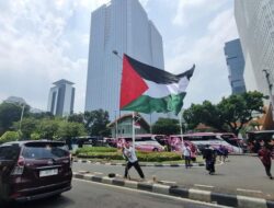 Massa Pekikkan Takbir, Bawa Bendera Palestina Besar Saat Demo Kedubes AS