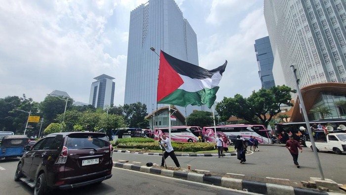 Massa Pekikkan Takbir, Bawa Bendera Palestina Besar Saat Demo Kedubes AS