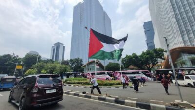 Massa Pekikkan Takbir, Bawa Bendera Palestina Besar Saat Demo Kedubes AS