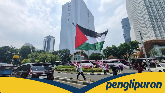 Massa Pekikkan Takbir, Bawa Bendera Palestina Besar Saat Demo Kedubes AS