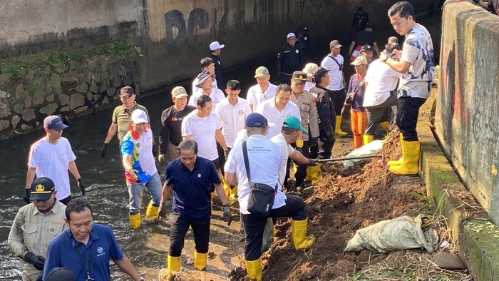 Menteri LH Bersih-bersih Sungai Cipinang Bareng Pemkot Depok, Solusi Riil untuk Depok yang Lebih Baik?