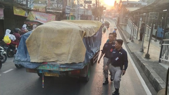 Truk Mogok di Petukangan, TransJ Koridor 13 Terlambat Picu Antrean Mengular