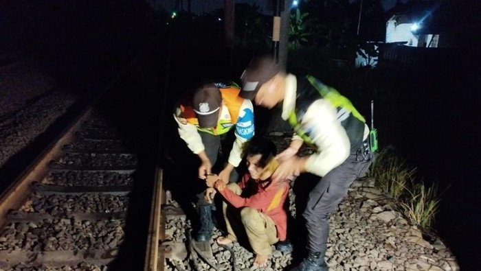 Pria di Bekasi Curi Kabel Rel KA, KAI Akan Tutup Rel!