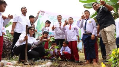 “Semangat Siswa SLB di Kabupaten Siak Tanam Pohon Bersama Polisi: Membangun Cinta Lingkungan Sejak Dini”