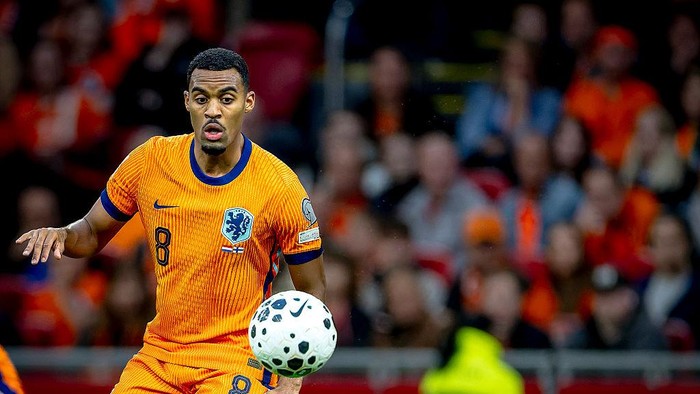 **Duh, Gravenberch Cedera! Liverpool Kehilangan Gelandang Kunci di Timnas Belanda**