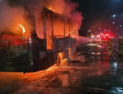 Api Menyerang! Bus di Jakut Terbakar, Kerugian Rp 2 Milyar