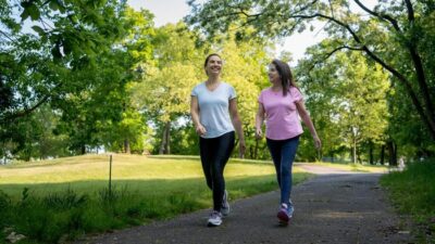 **Ini Alasan Efek Japanese Walking Lebih Dahsyat dari Jogging**