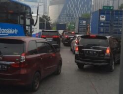 Jalan Letjen S Parman Arah Tomang Macet, Truk Kontainer Blokir Lalu Lintas!