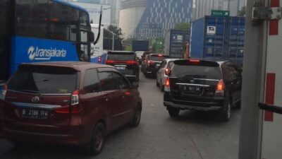 Jalan Letjen S Parman Arah Tomang Macet, Truk Kontainer Blokir Lalu Lintas!