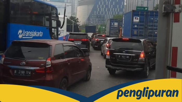 Jalan Letjen S Parman Arah Tomang Macet, Truk Kontainer Blokir Lalu Lintas!