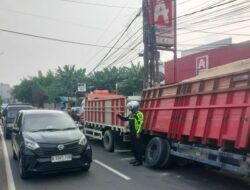 **Truk Pasir Terperosok di Jl. Kartini Depok, Lalin Tersendat**