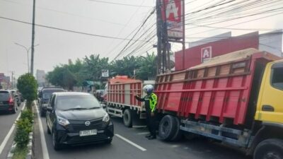 **Truk Pasir Terperosok di Jl. Kartini Depok, Lalin Tersendat**