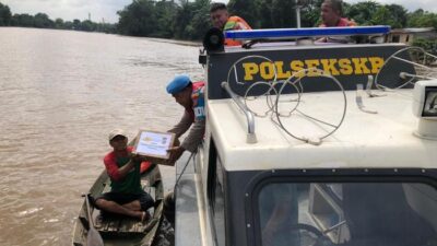 Kapal ‘Jalur’ dari Polsek Pekanbaru Bantu Nelayan Siak, Bersihkan Sampah