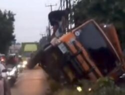 “Truk di Bogor Terguling! Sopir Kurang Fokus, Tanah Amblas Menjadi Musuh”