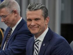 Krisis Keamanan Udara: Pesawat Menhan AS Mendarat Darurat di Inggris Karena Jendela Retak