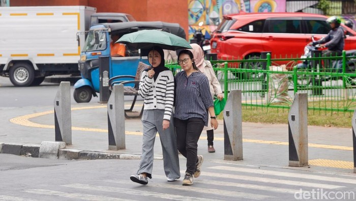 **Cuaca Panas Berisiko Picu Heatstroke, Dokter Jantung Ungkap Cara Mencegahnya**