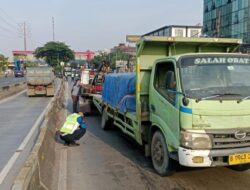 Truk Semen Patah Roda, Lalin Flyover Pesing Arah Grogol Dialihkan
