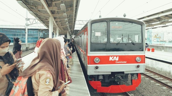 Heboh! Asap Meneror KRL di Tanjung Barat, KAI Segera Lakukan Inspeksi