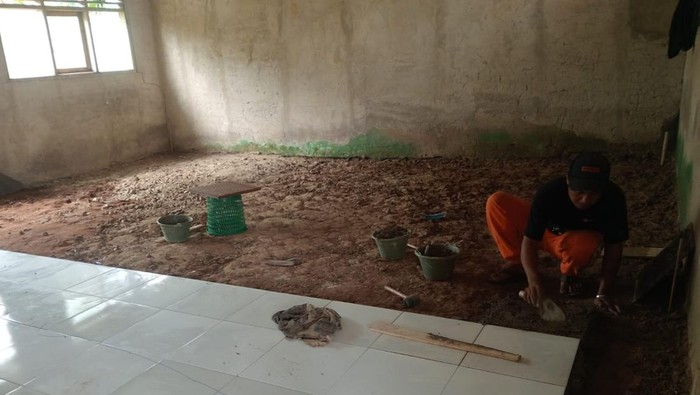 SDN Pandeglang, Dari Tanah Kotor ke Lantai Keramik!