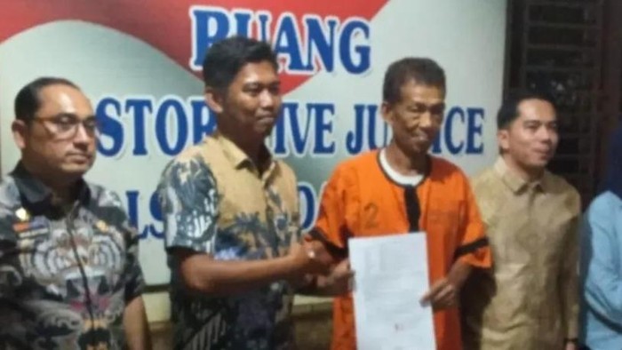 Berdamai, Lurah di Medan yang Didorong Warga ke Parit Cabut Laporan - Update 1