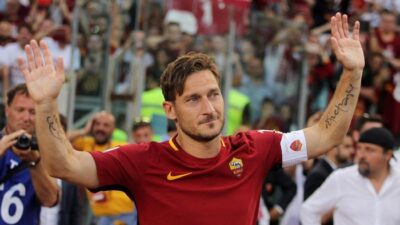 “Totti Nangis Tiap Hari Selama 3 Minggu Usai Pensiun: Kisah Perpisahan yang Menyedihkan”