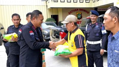 Brimob PMJ Berikan Sembako kepada PHL yang Terlantar, Ini Kisahnya!