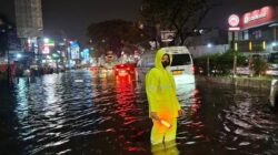 Angkot Terancam Banjir Depok, Polisi Perintah Putar Balik!