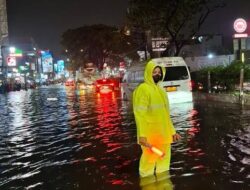 Angkot Terancam Banjir Depok, Polisi Perintah Putar Balik!
