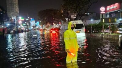 Angkot Terancam Banjir Depok, Polisi Perintah Putar Balik!