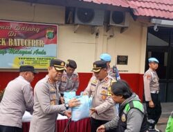 **Polisi Tangerang Berikan Sembako kepada Ojol dan Masyarakat Slum, Gelar Baksos di Tengah Masyarakat**