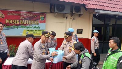 **Polisi Tangerang Berikan Sembako kepada Ojol dan Masyarakat Slum, Gelar Baksos di Tengah Masyarakat**