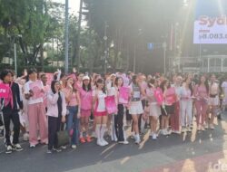 “Peringati Kanker Payudara, Warga Serba Pink Ini Menyadarkan CFD Jakarta!”