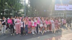 “Peringati Kanker Payudara, Warga Serba Pink Ini Menyadarkan CFD Jakarta!”