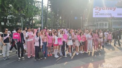 “Peringati Kanker Payudara, Warga Serba Pink Ini Menyadarkan CFD Jakarta!”