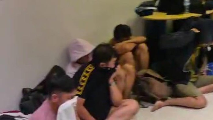**Polisi Gerebek Pesta Gay di Surabaya, 34 Pria Diamankan**