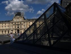 60 Penyidik Tangani Kasus Perampokan di Museum Louvre, 4 Pelaku Diburu: Tantangan Besar bagi Kepolisian