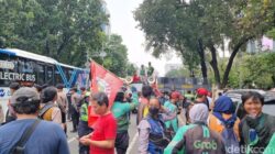 [Ada Demo di Patung Kuda Jakpus, Lalin Arah Stasiun Gambir Ditutup]
