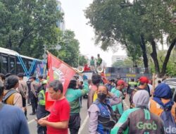 [Ada Demo di Patung Kuda Jakpus, Lalin Arah Stasiun Gambir Ditutup]