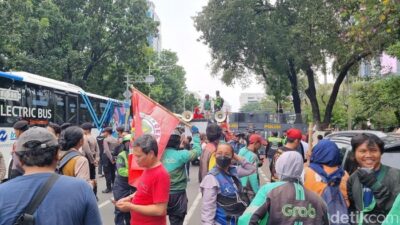[Ada Demo di Patung Kuda Jakpus, Lalin Arah Stasiun Gambir Ditutup]