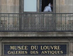 **Museum Louvre Dibobol, Pencuri Gasak Mahkota dalam 4 Menit: Aksi Profesional yang Guncangkan Publik**