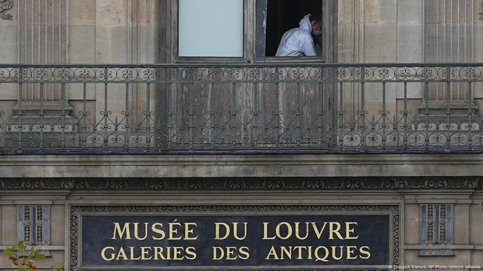 **Museum Louvre Dibobol, Pencuri Gasak Mahkota dalam 4 Menit: Aksi Profesional yang Guncangkan Publik**
