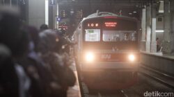 “KRL Tanah Abang-Rangkasbitung Ganggu, Ribuan Penumpang Tunggu 28 Menit dalam Kekacauan”