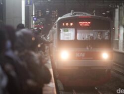 “KRL Tanah Abang-Rangkasbitung Ganggu, Ribuan Penumpang Tunggu 28 Menit dalam Kekacauan”