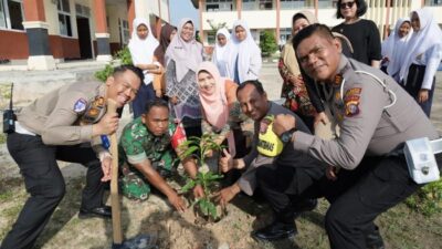Siswa SMP Pekanbaru Tanam Pohon, Jajal Helm RAGA, dan Ciptakan Kenangan Seru!