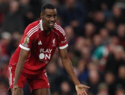 Lineker Bela Isak: Beri Dia Waktu atau Kiamat Bola?