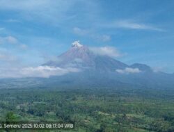 **Gunung Semeru Meletus enam Kali, Kolom Letusan 700 Meter, Warga di sekitar Gunung Semeru Diharapkan Waspada**