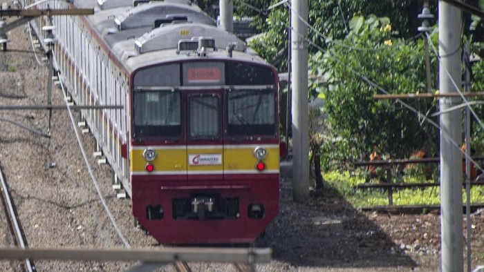 **Perjalanan KRL Rute Daru-Parung Panjang Telat 10 Menit gegara Gangguan Sinyal**
