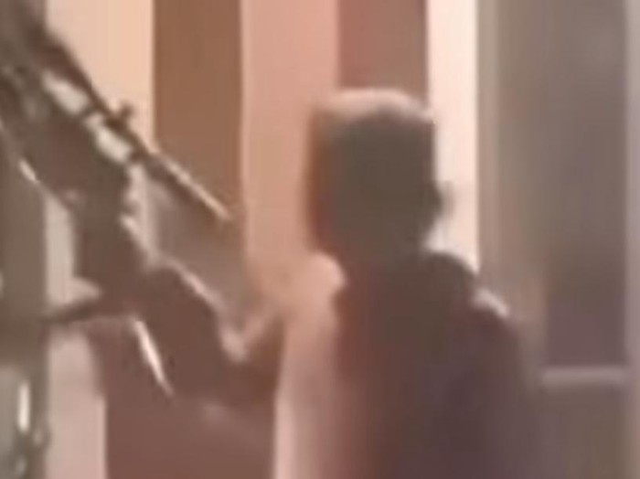 Pria Ini Bawa Senapan, Bubarkan Tawuran di Bogor, Viral!